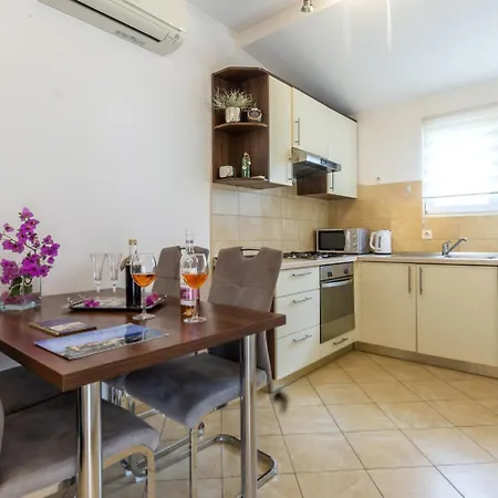 Cozy In Kastel Novi With Kitchen * Kaštela